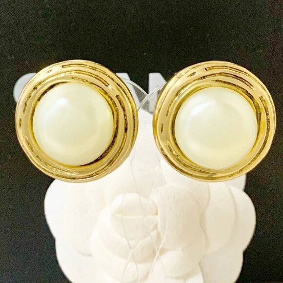CHANEL CC Logos Pearl Round Clip-On Earrings Gold Tone #79535 - Picture 1 of 4